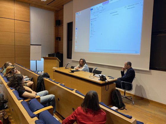 Les étudiants de parcours CPES et M. Antoine Lilti dans l'amphithéâtre du Collège de France