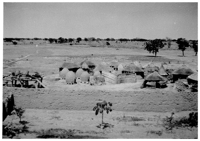 Millet huts and granaries (Robert Pageard archives)